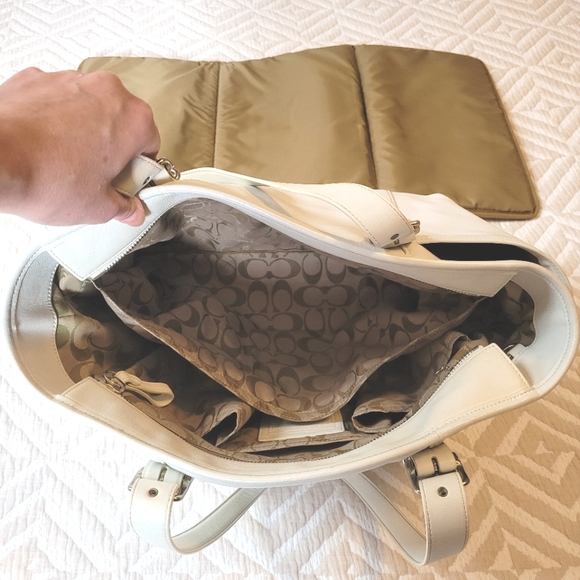 Coach zip top handbag with diaper pad in white leather - Picture 4 of 16